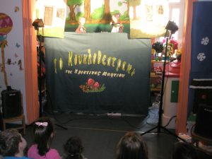 o-pseuths-boskos-kouklotheatro-1